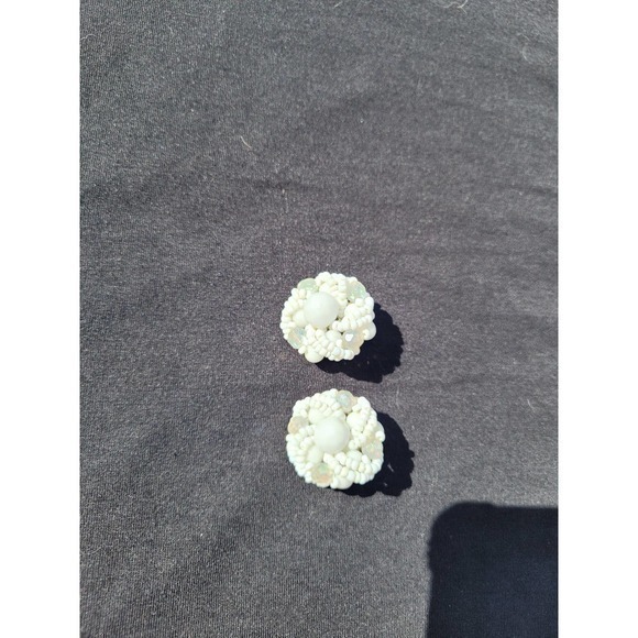 Vintage White‎ Iridescent Twisted Cluster Seed Bead Round Fob Clip On Earrings - Picture 4 of 9